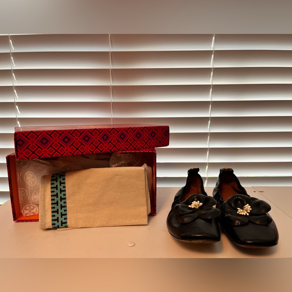 Tory Burch Flower Ballet Flat in Nappa Leather!